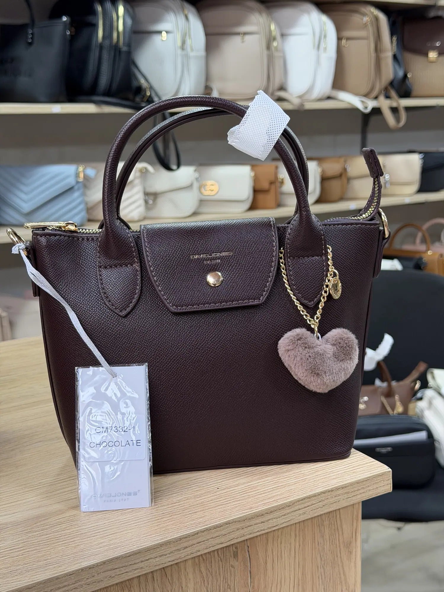 Sac à main à rabat avec pompon cœur - Chocolat