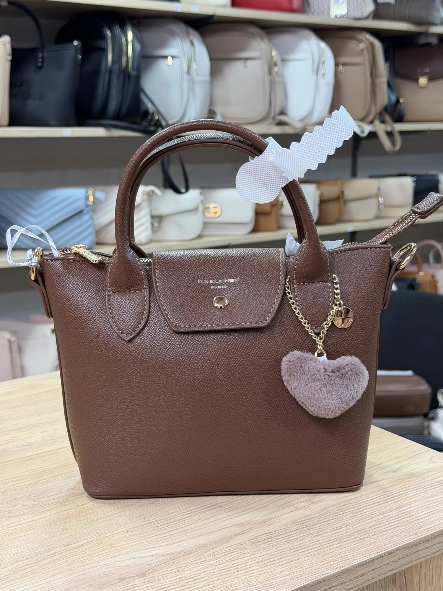 Sac à main à rabat avec pompon cœur - Cognac