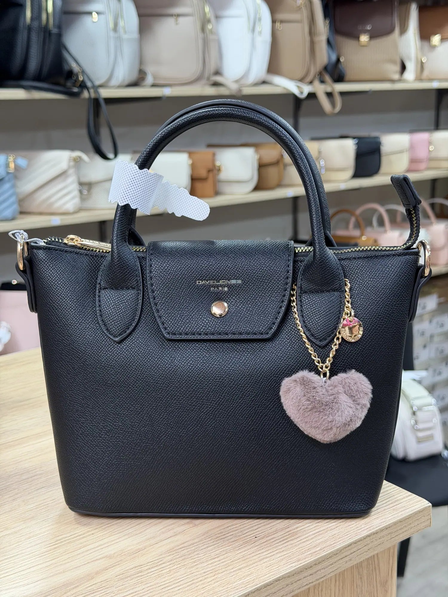 Sac à main à rabat avec pompon cœur - Noir