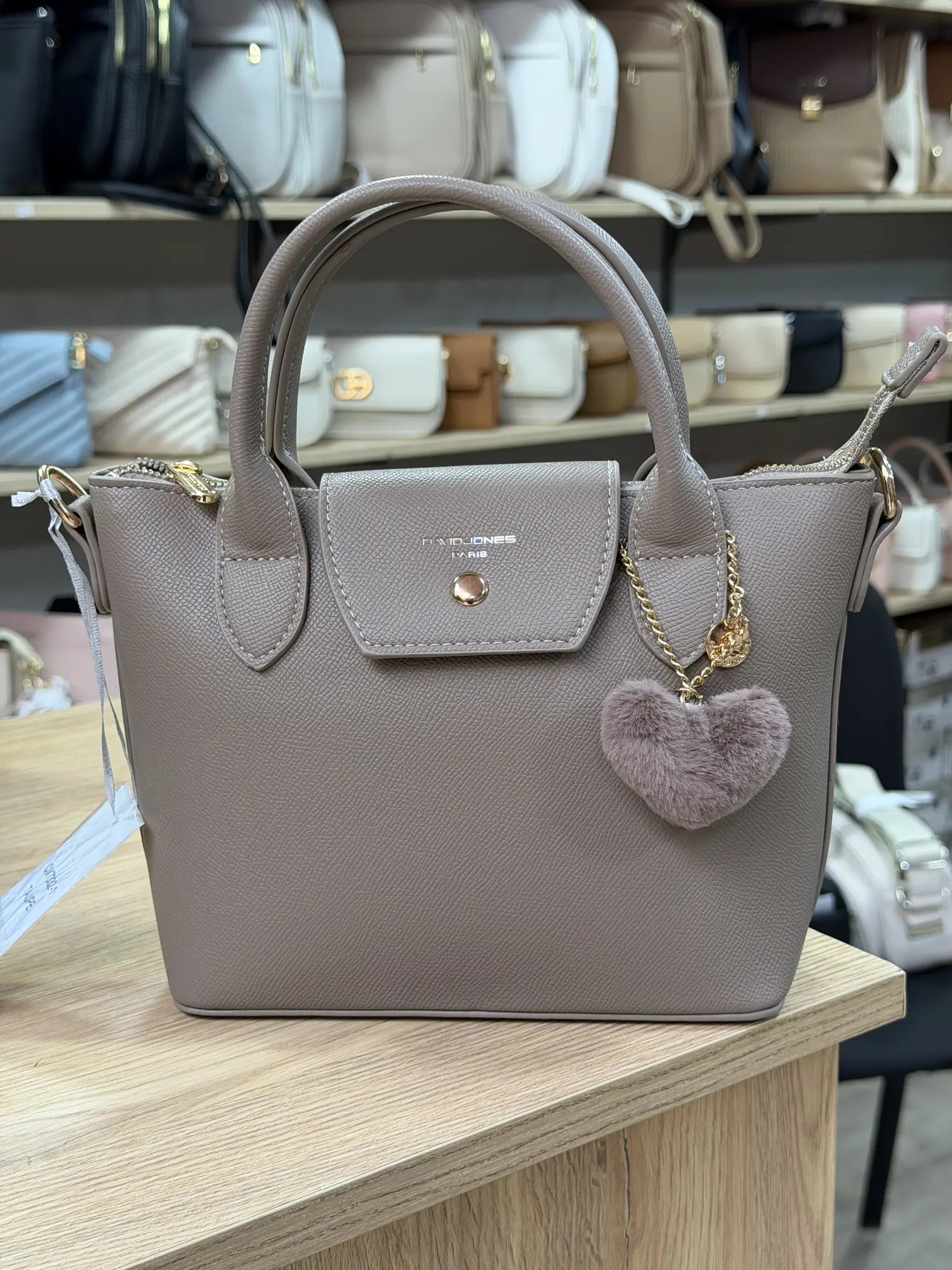 Sac à main à rabat avec pompon cœur - Taupe