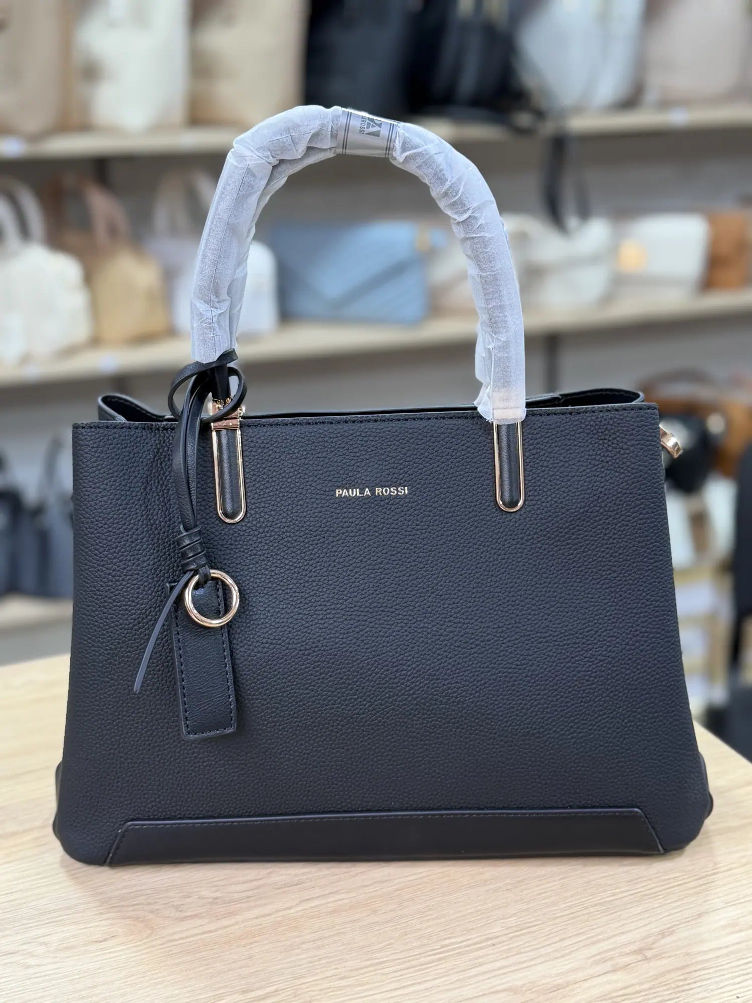 Sac à main structuré avec breloque - Noir